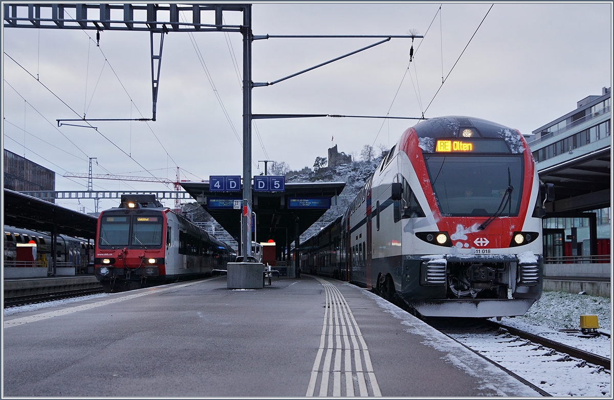 Brugg AG mit den SBB RABe 511 018 als RE nach Bern und ein SBB RBDe 560 Domino als S 27 nach Waldshut. 

9. Dez. 2017