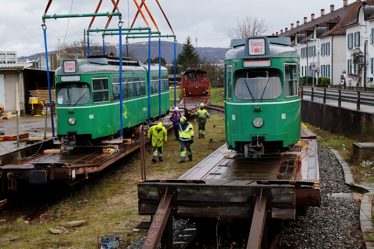 BVB: Abschied von den Be 4/6 623 - 658 aus dem Jahre 1972. Der Verlad f�r die lange Reise nach Belgrad, beim alten G�terbahnhof Dreispitz, fand vom 1. bis 3. Februar 2016 statt. In ihrer neuen Heimat sollen die gut gepflegten Veteranen aus der Schweiz noch ca. zehn Jahre im Einsatz stehen. Die allerletzten Fahrten auf den BVB-Geleisen waren nur noch mit der Unterst�tzung vom Be 4/4 490 (FCB) und einem BVB-Werkstattlastwagen der Marke Mercedes m�glich. F�r das Rangierman�ver von SBB Cargo stand die Bm 4/4 18414 im Einsatz. Die Aufnahmen stammen vom 1. Februar 2016.
Foto: Walter Ruetsch 
     