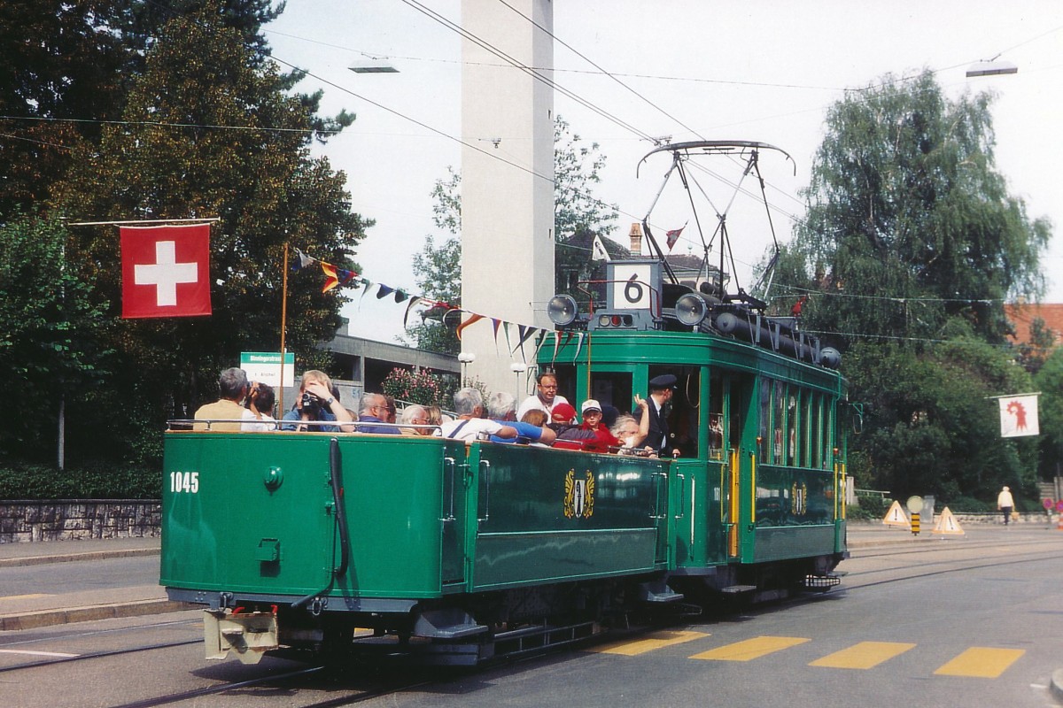 BVB: Zu den Zeiten, da die Strassenbahnen noch nicht mit Klimaanlagen ausger�stet waren, wurden die Fahrg�ste im Sommer bei sehr grosser Hitze in BADEWANNEN (ohne Wasser) durch die Stadt Basel transportiert. Be 2/2 181 (1925) mit der Badewanne 1045 auf der Linie 6 bei Allschwil im Juli 2005.
Foto: Walter Ruetsch