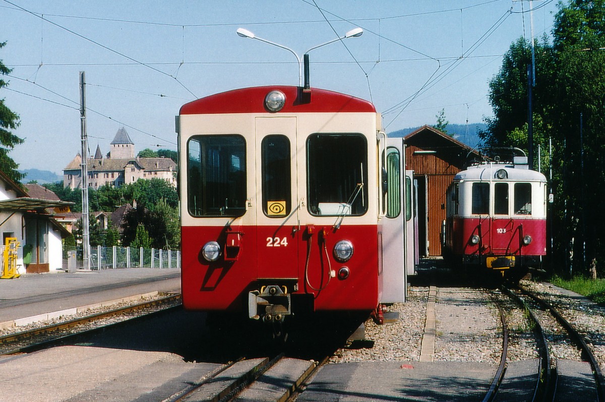 CEV: Im Jahre 1994 standen der Bt 224 (ex Bt 211/212) und der BDe 4/4 103 noch im Dienste der CEV. Inzwischen wurden bei Fahrzeuge ausrangiert. Der sehr schöne Triebwagen BDe 4/4 103 wurde leider abgebrochen und der Bt 224 zu einem B für die BVB umgebaut. Die Aufnahme mit dem Schloss Blonay ist auf dem Bahnhof Blonay entstanden.
Foto: Walter Ruetsch