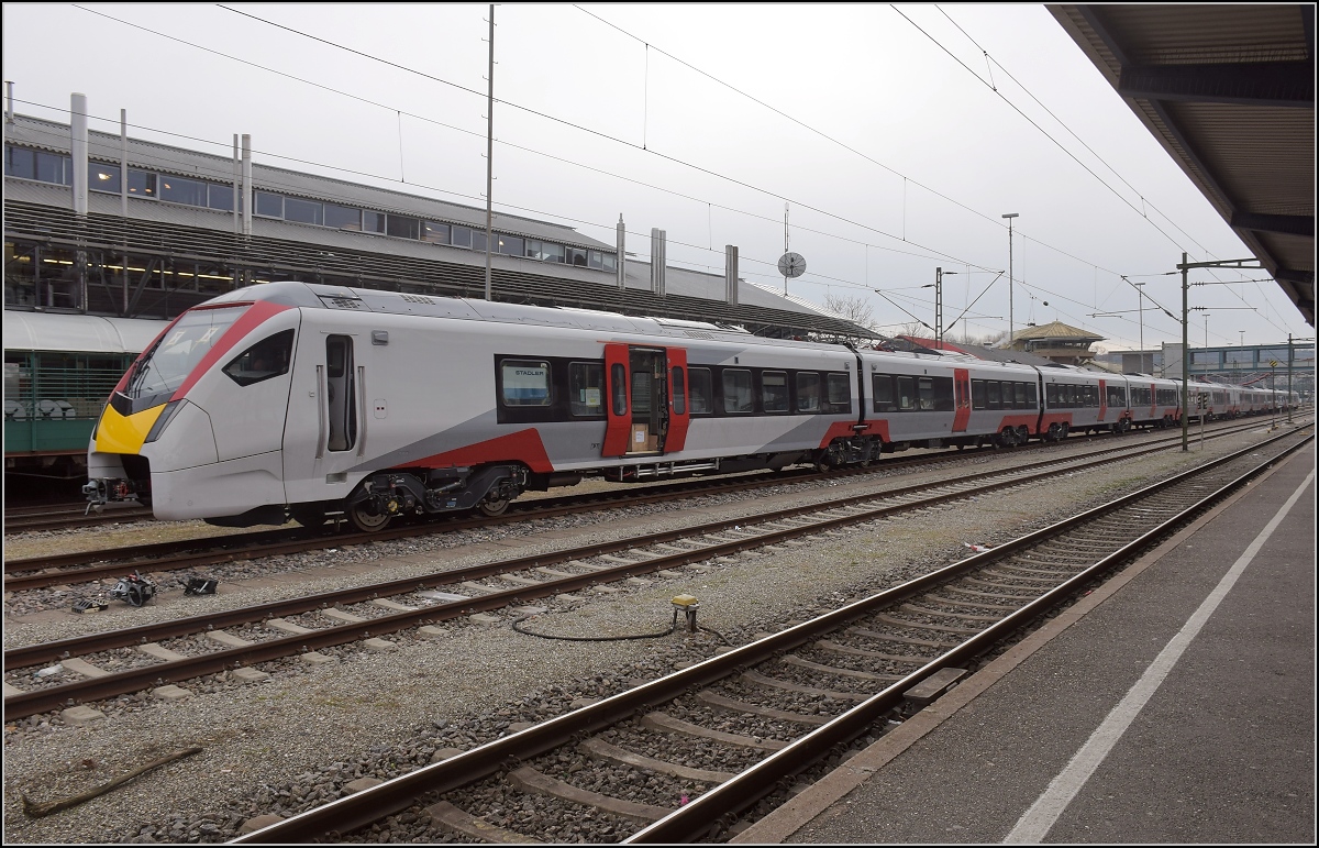 Class 745, Überführungsfahrt des neuen elektrischen Flirt UK beim ersten Stopp in Konstanz. Endwagen 94 70 0 313 102-8. Je zwei mit Jakobsdrehgestell verbunden Teilwagen sind zu 6 Einheiten verbunden. Daraus wird der längste Flirt mit 240 m Länge und 375 t Gewicht. Konstanz, Februar 2018.