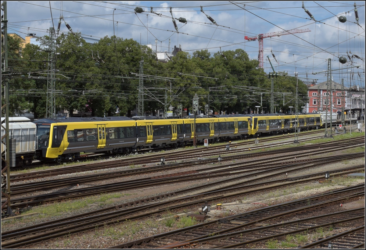 Class 777 für die Metro Liverpool auf dem Weg nach Liverpool. Zug 777 010 und 777 008 werden von 111 082-4 durch Singen am Hohentwiel gezogen. Juli 2020.