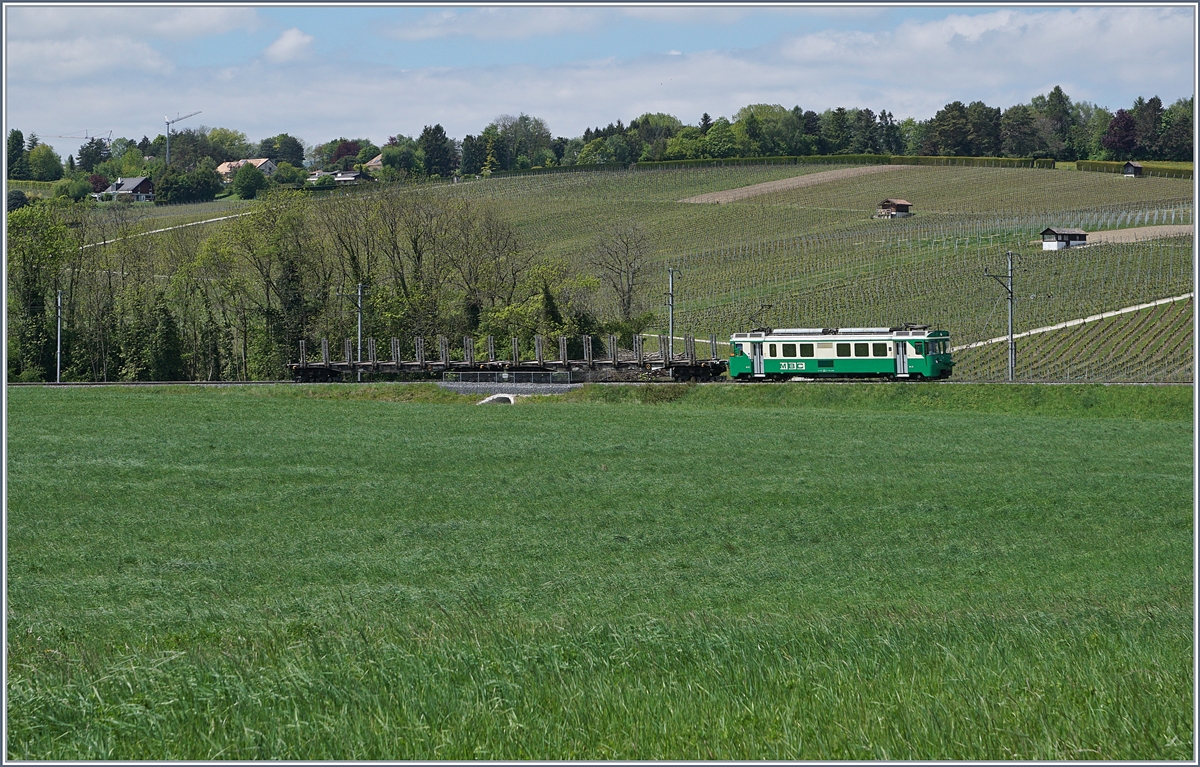 Da die beiden BAM Ge 4/4 21 und 22 im Kiesverkehr beschäftigt sind, übernimmt der Be 4/4 12 bei Bedarf einen Teil des übrigen Güterverkehrs auf der BAM.
Bei Vufflens le Château den 9. Mai 2017 
