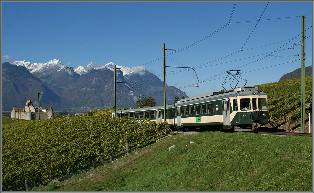 Da Ende August zwei ASD BDe 4/4 unplanmässig aneinander gerieten und einen längeren  Werkstattaufenthalt benötigten, reichten die verbleiben zwei BDE 4/4 für die drei Winter-Wochenend-Umläufe nicht mehr aus. Die ASS mietet daher bei der LEB die infolge der fortgeschrittenen Ablieferung der RABe 4/8 nicht mehr benötigen Be 4/4 26 mit Bt, hier unterwegs oberhalb von Aigle. 
21. Okt. 2010 