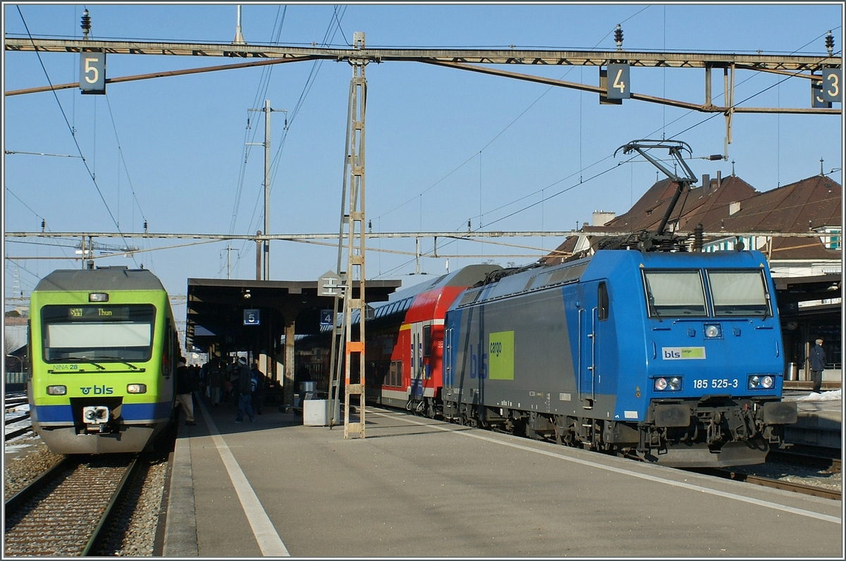 Da es bei den  L�tschberger  etwas zu Lieferungsverz�gerungen kam, wurden im S-Bahn Verkehr Thun - Bern - Fribourg zeitweise 185 mit DSB Doppelstockwagen eingesetz, wie dieses Bild aus Thun vom 29. Dez. 2008 zeigt.