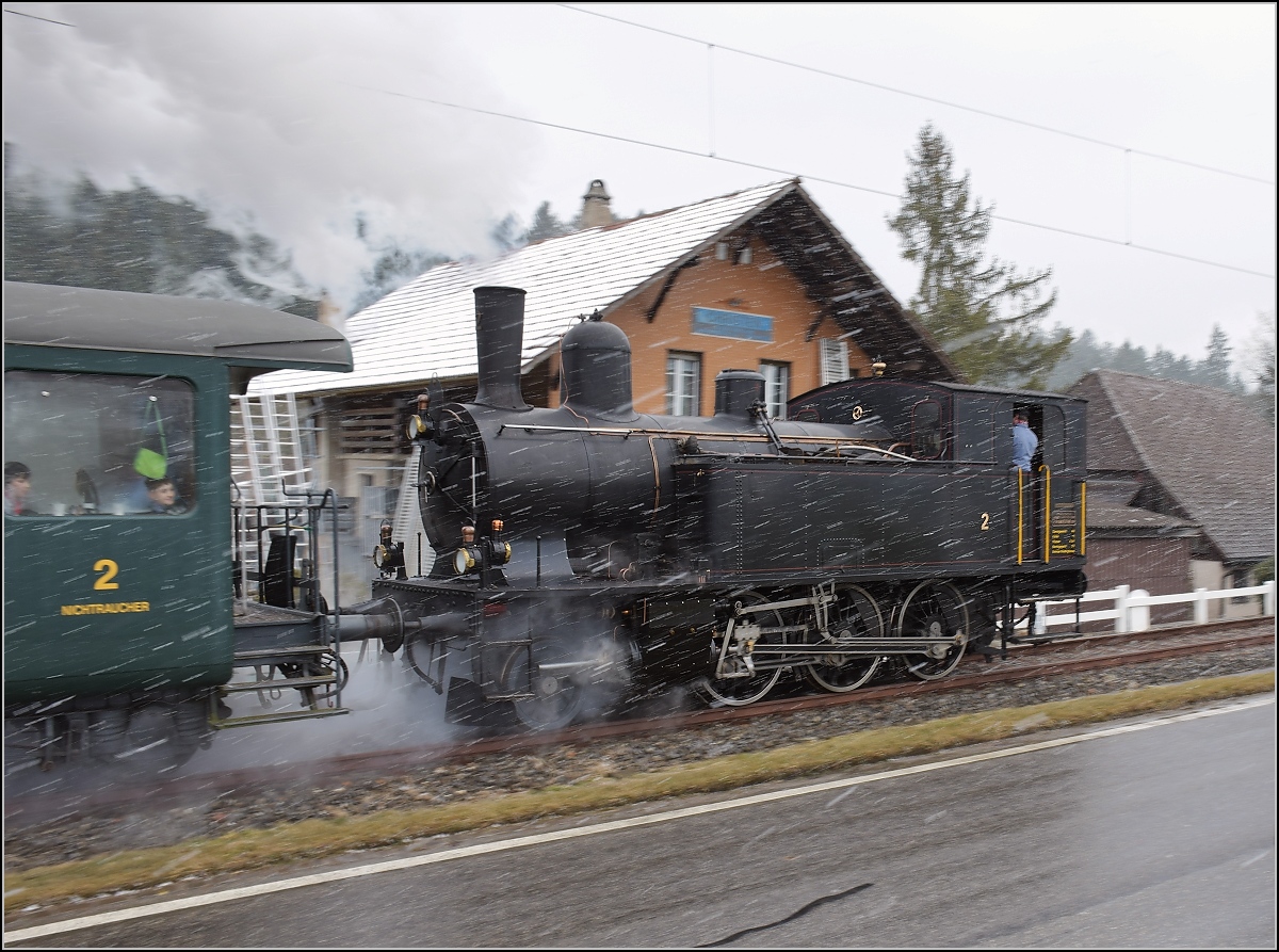 Dampflok Ed 3/4 Nr. 2 der Solothurn-M�nster-Bahn bei H�usernmoos. Betreut wird die Lok durch den Verein historische Emmentalbahn. Mit im Gep�ck hat sie zwei vierachsige Leichtstahlplattformwagen und einen K2. Februar 2018. 