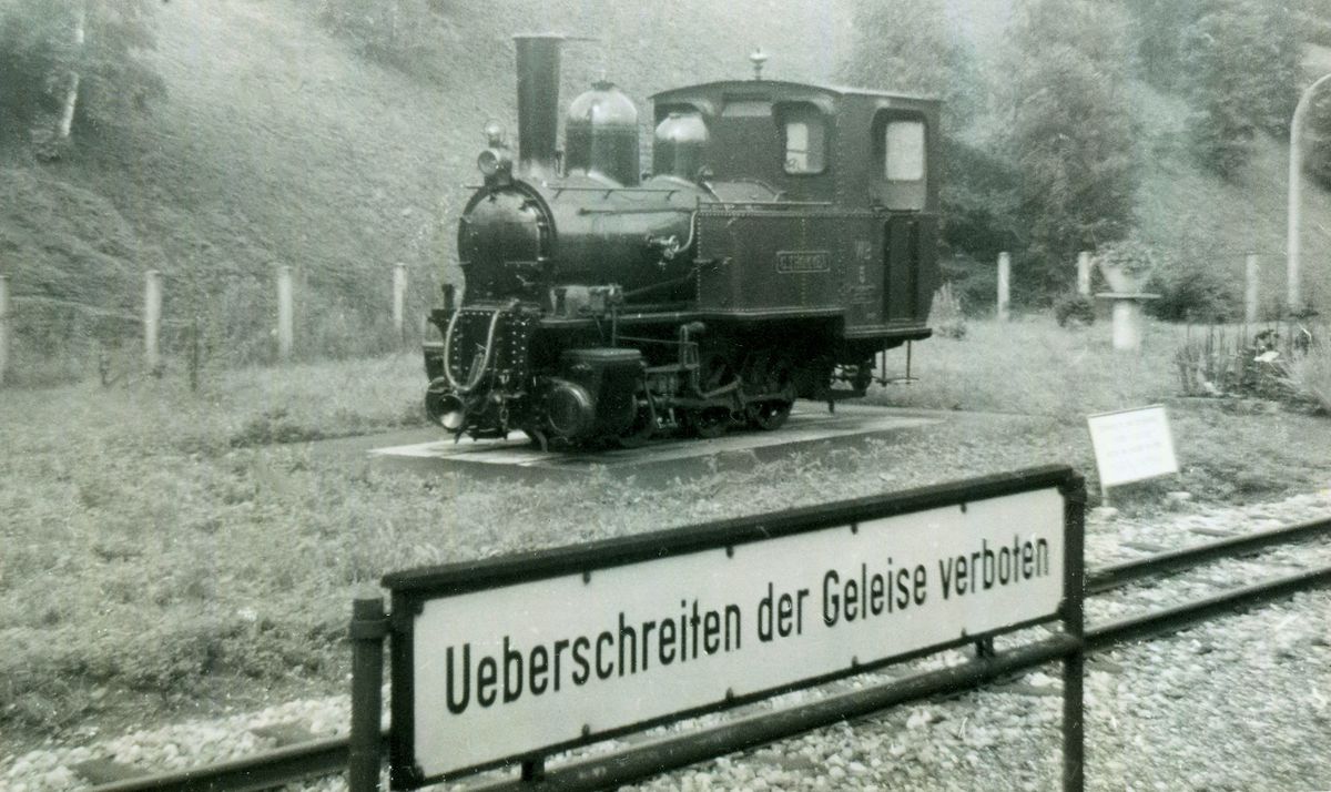Dampfloks der Waldenburgerbahn: Im Jahre 1963 steht die noch unrestaurierte Lok 5 als Denkmal am Bahnhof Liestal. 