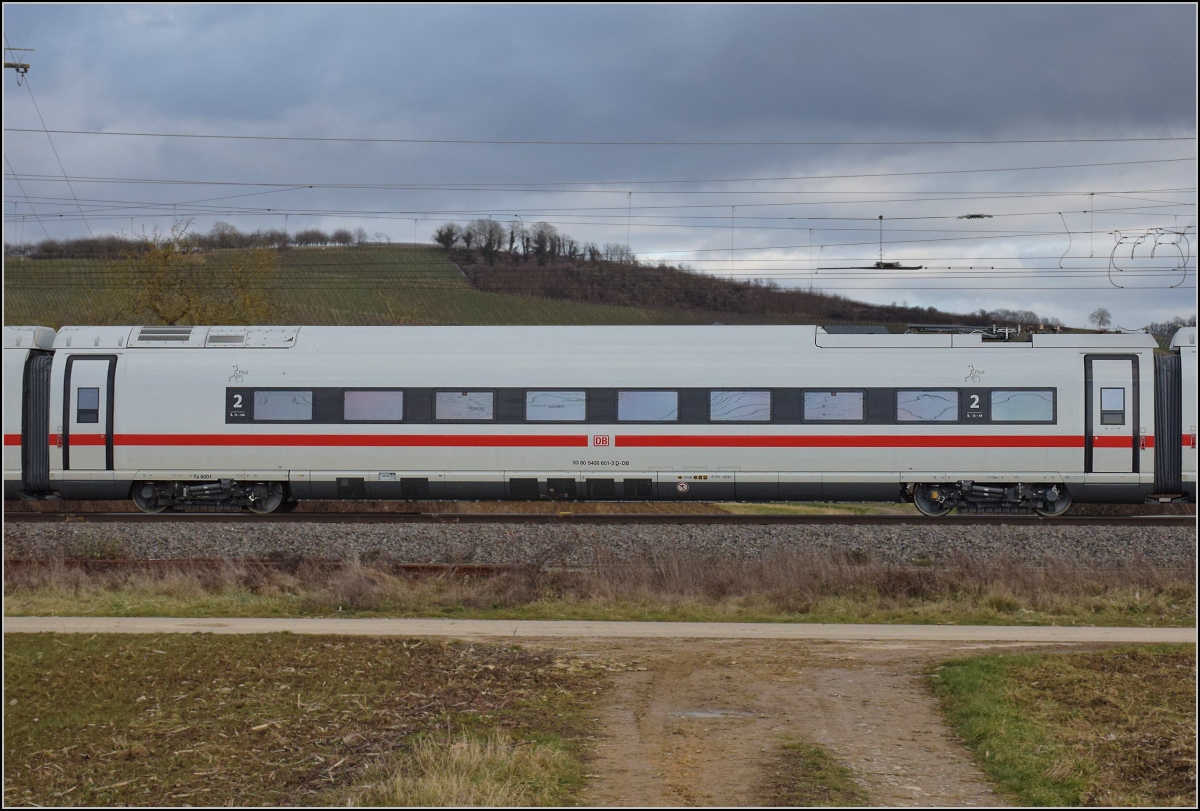 Das erste Exemplar der BR 408 als Überraschungsgast in Schliengen.

Wagen 93 80 5 408 601-3 D-DB von Tfz 8001. Januar 2022.