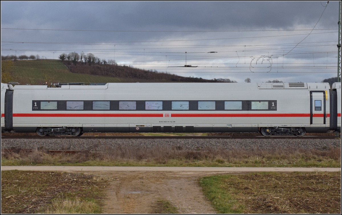 Das erste Exemplar der BR 408 als Überraschungsgast in Schliengen.

Wagen 93 80 5 408 201-2 D-DB von Tfz 8001. Wohl so neu, dass es noch nicht einmal zur Beschriftung des Wagenkastens reichte. Januar 2022.