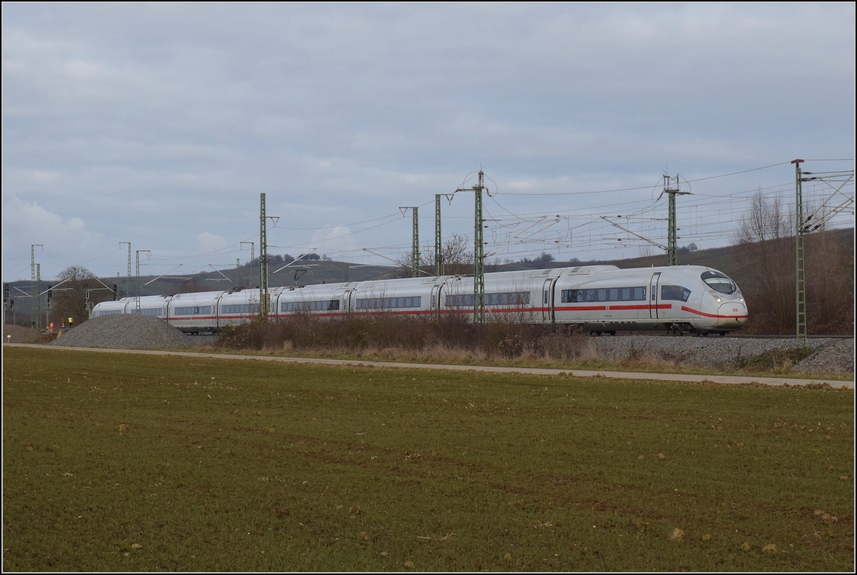 Das erste Exemplar der BR 408 als Überraschungsgast in Schliengen. 

Tfz 8001 mit Endwagen 93 80 5 408 001-6 D-DB vorne fährt Richtung Basel. Ich vermute mal, das wird mehr als eine Testfahrt nach Basel. Januar 2022.