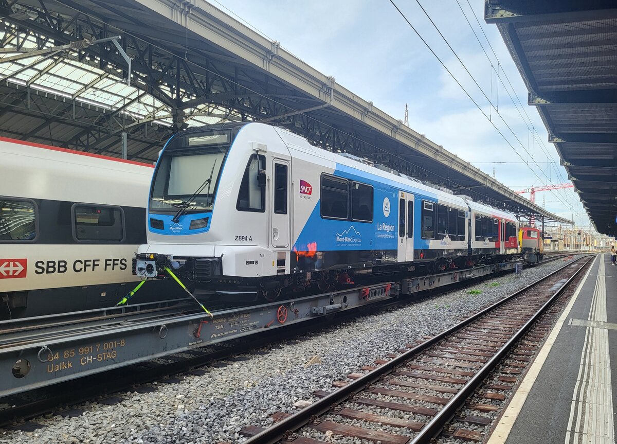 Das Gleis 2 in Lausanne ist immer wieder für Überraschungen gut; diesesmal ist es der neue MTR/(SNCF) Schmalspurbahn Triebwagen Beh 4/8 (Z894) mit der UIC Nummer 90 85 838 0894-8 welcher auf dem Weg nach Martigny ist und beim Fahrtrichtungswechsel fotografiert werden konnte.
(Handybild)
29. Oktober 2025