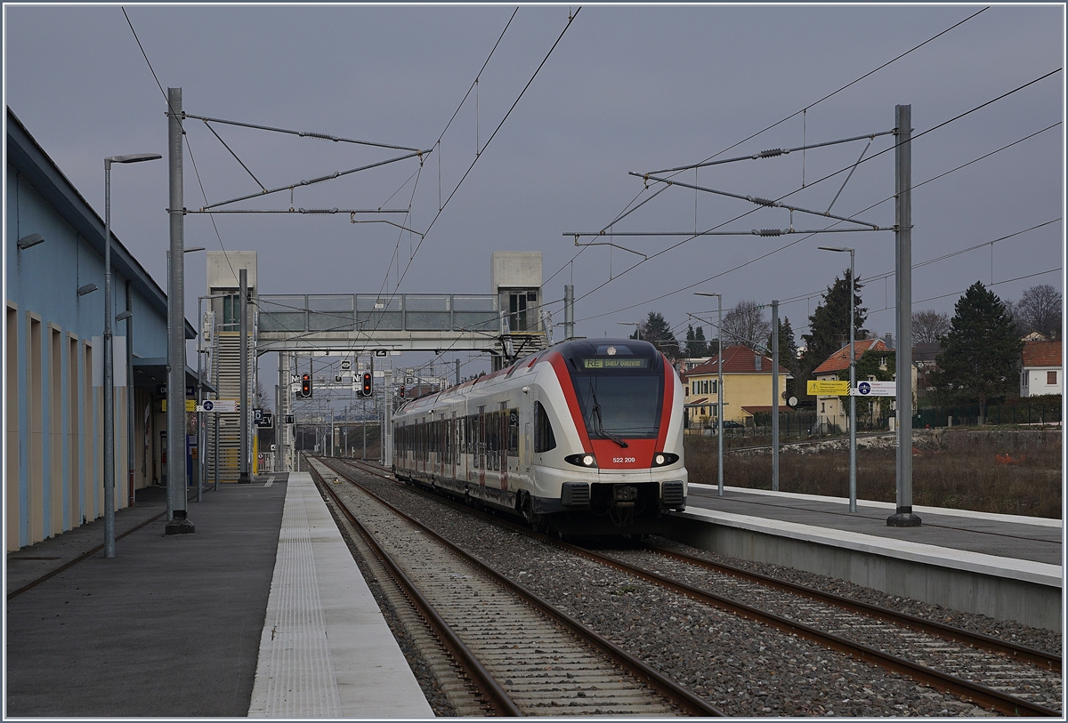 Das Jahr 2018 brachte die Eröffnung, bzw. Wiedereröffnung zweier internationalen Strecken: 
am 7. Jan 2018 Stabio - Varese (FMV) und am 9. Dez. 2018 die Strecke Delle - Belfort. 

Der SBB RABe 522 209 im neu gestalteten Bahnhof von Delle als RE nach Biel/Bienne.


15. Dez. 2018