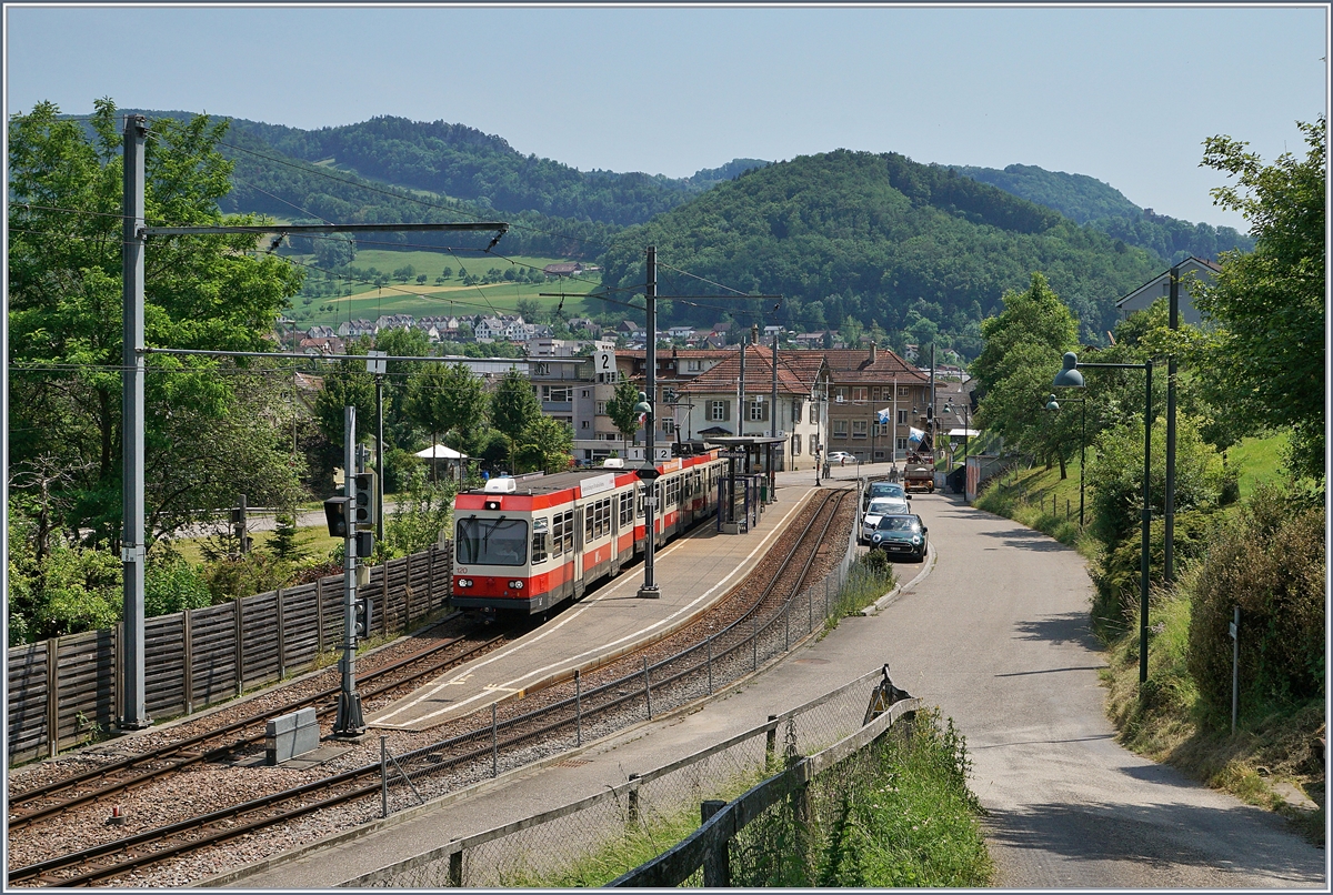 Das relativ enge Tal und die berschränkten Finanziellen Mittel führten zur Endscheidung die Waldenburgerbahn in der  sparsamen  75 cm Spurweite zu bauen. Relativ grosszügig dagegen schient die Kreuzungsstation Oberdorf BL Winkelweg ausgefallen zu sein, wie dieses Bild zeigt. 
22. Juni 2017