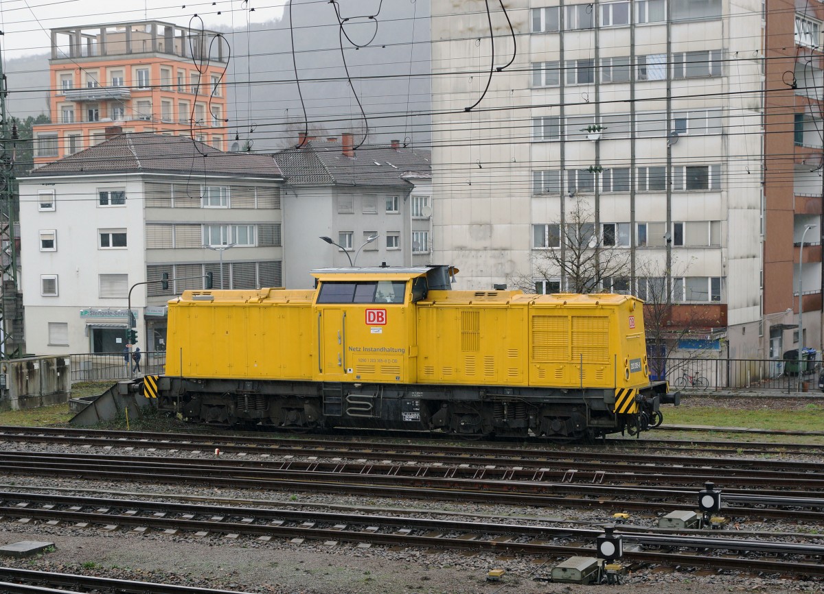 DB: Fotografieren in Singen am 20. November 2015 trotz starkem Wind und Dauerregen. Die 9280 1 203 305-8 D-DB der Netzinstandhaltung stand auf einem Abstellgeleise im Regen.
Foto: Walter Ruetsch