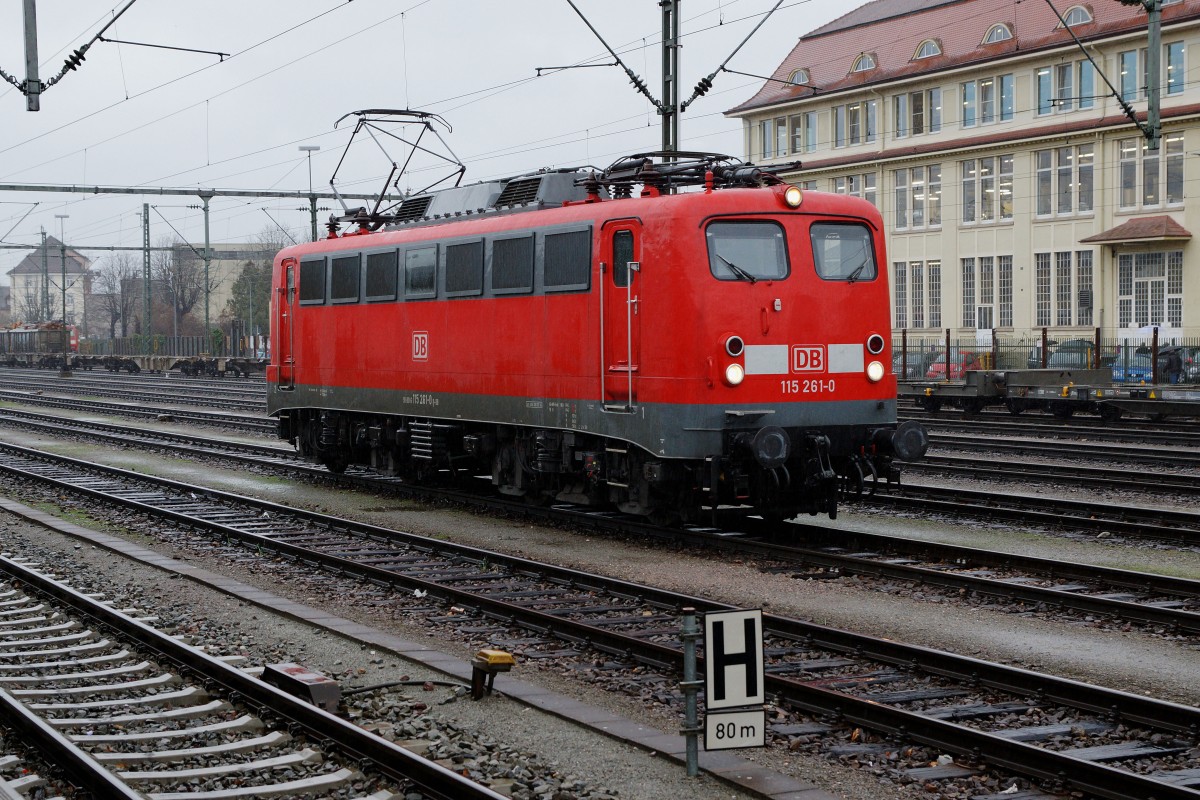DB: Fotografieren in Singen am 20. November 2015 trotz starkem Wind und Dauerregen. Bereits nach dem kommenden Fahrplanwechsel ist die musterg�ltig aufgearbeitete 115 261-0 im Fernverkehr auf der G�ubahn Geschichte. Sehr schade!
Foto: Walter Ruetsch