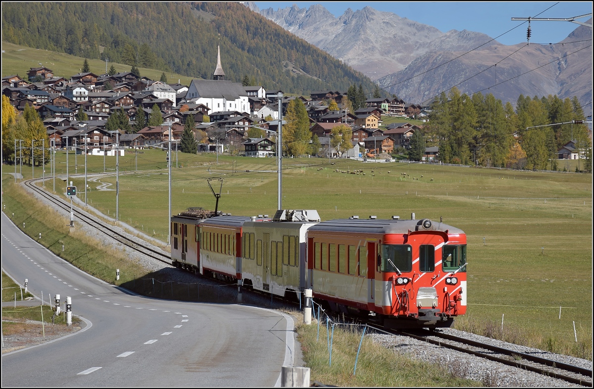 Deh 4/4 55 der Matterhorn-Gotthard-Bahn zieht einen Regionalzug das Wallis hinauf Richtung Andermatt. Hier im Nachschuss bei M�nster, Oktober 2017.