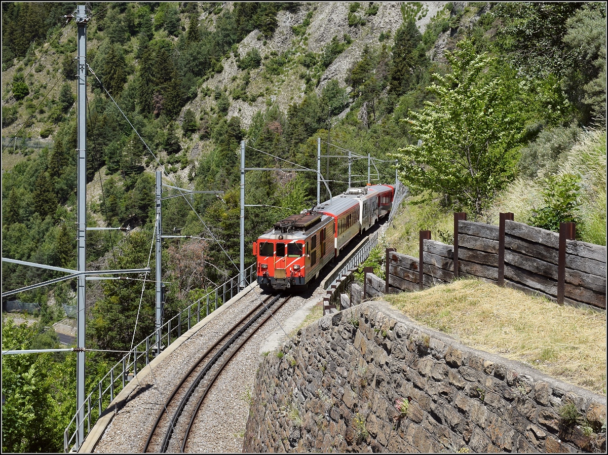 Deh II 96 Münster in der Kreiskehre von Grengiols mit einem Zug Richtung Andermatt. Juni 2018.