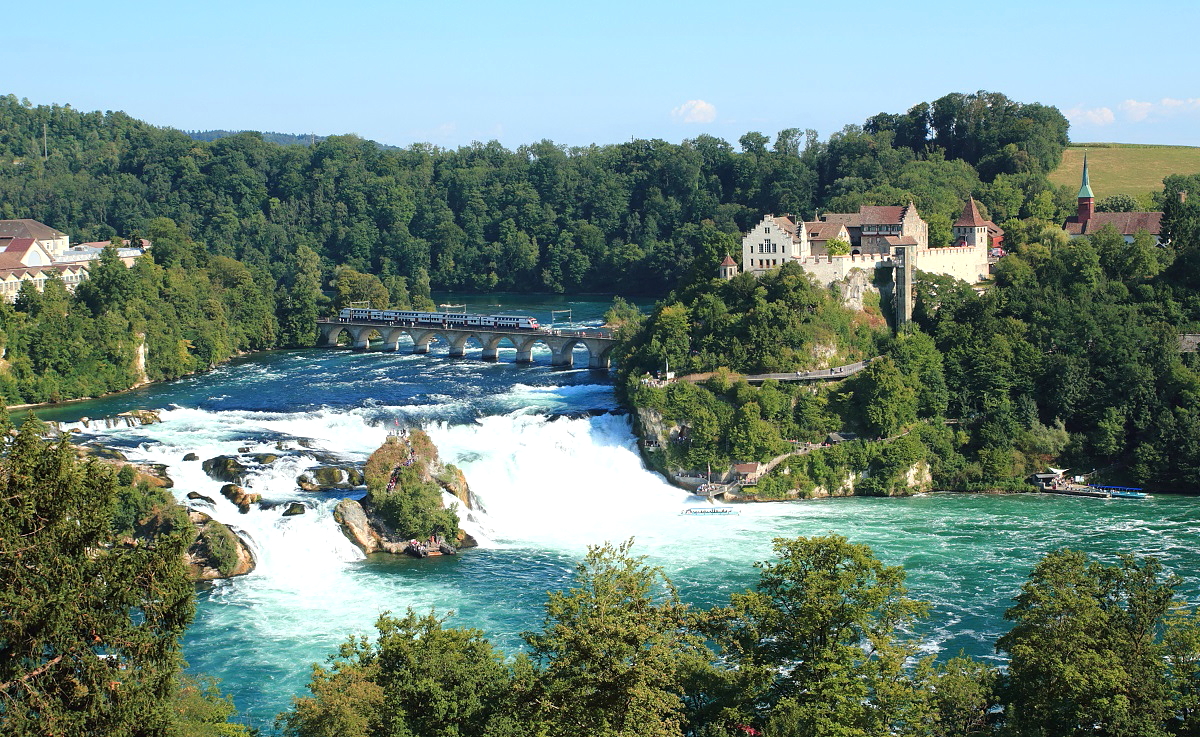 Den sch�nsten Blick auf den Rheinfall und Schloss Laufen hat man m. E. von dieser Fotostelle abseits des Touristentrubels, gut, wenn man mit einem  Einheimischen  unterwegs ist (Danke Olli!). Bei dieser Aussicht wird der RABe 514 zur Nebensache (02.08.2015).