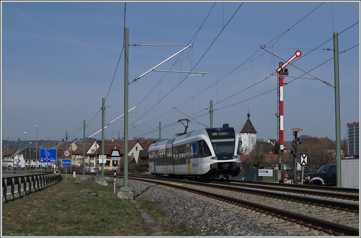Den Vorteil der Elektrifizierung im Klettgau nutzen zur Zeit nur die halbstündlich verkehrenden S-Bahn Züge Schaffhausen - Erzingen (Baden) - Schaffhausen. Im Bild der SBB Thurbo GTW RABe 526 733-1 beim Einfahrsignal  F  von Neukirch auf der Fahrt nach Erzingen. Durch den Doppelspurausbau und Umgestaltung des Bahnhofs von Neukirch hat das Signal  F  folgerichtig die Möglichkeit zur Anzeige der Einfahrt über ablenkende Weichen verloren.

25. März 2021