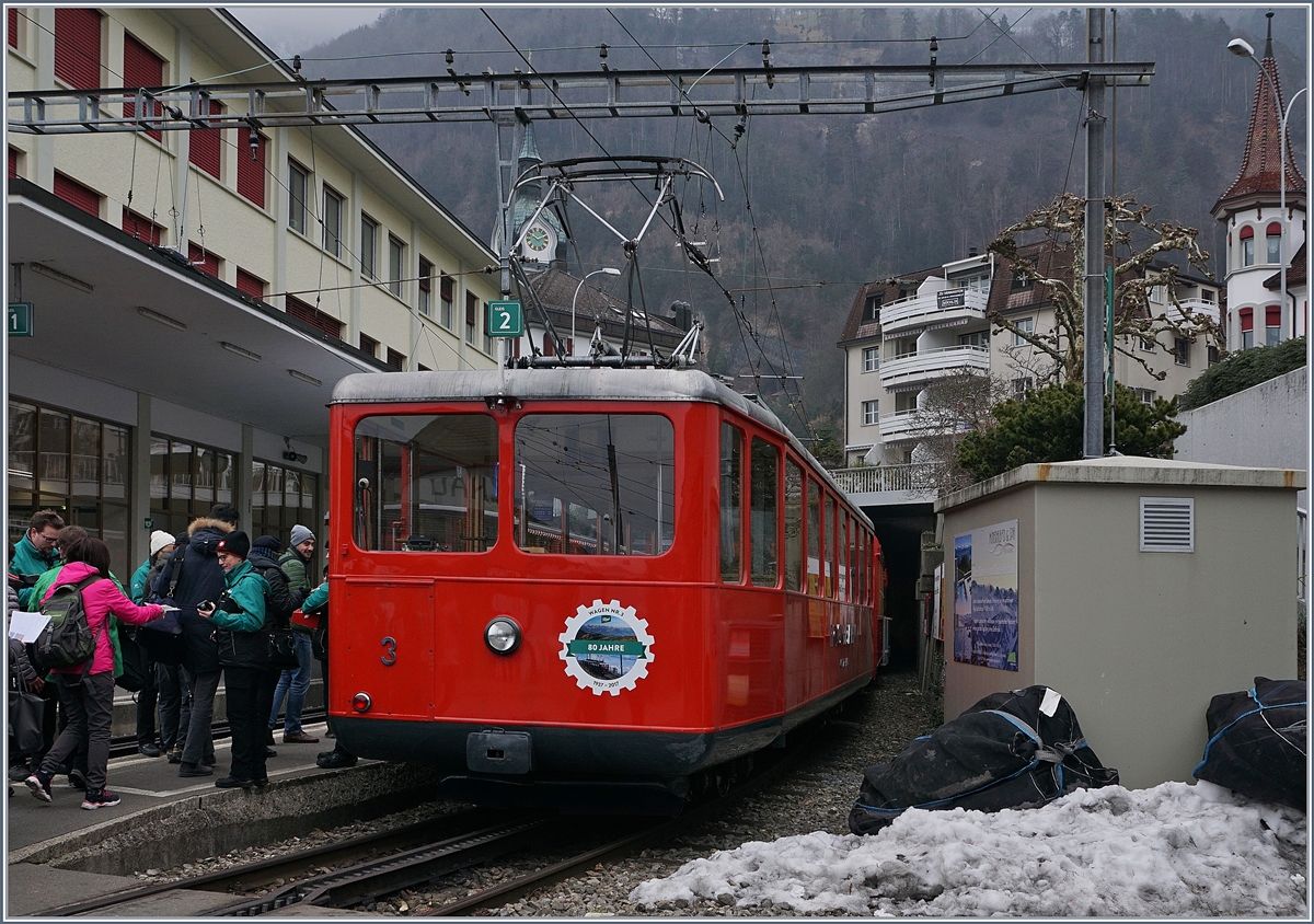 Der 1937 von SLM und BBC gebaute BDhe 2/4 N° 3 wartet mit einem Vorstellwagen in Vitznau auf die Abfahrt Richtung Rigi.
24. Feb. 2018