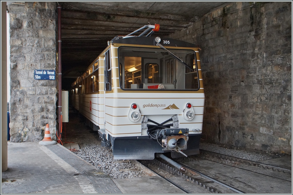 Der 56m lenge Tunnel von Vernex von 1908 ist eigentlich gar kein richtiter Tunnel, sondern eine Höhle, welche den Rochers de Naye Züge in Montreux das umsetzen von Geis 7 auf Gleis 8 ermöglicht.
Montreux, den 4. Sept. 2014