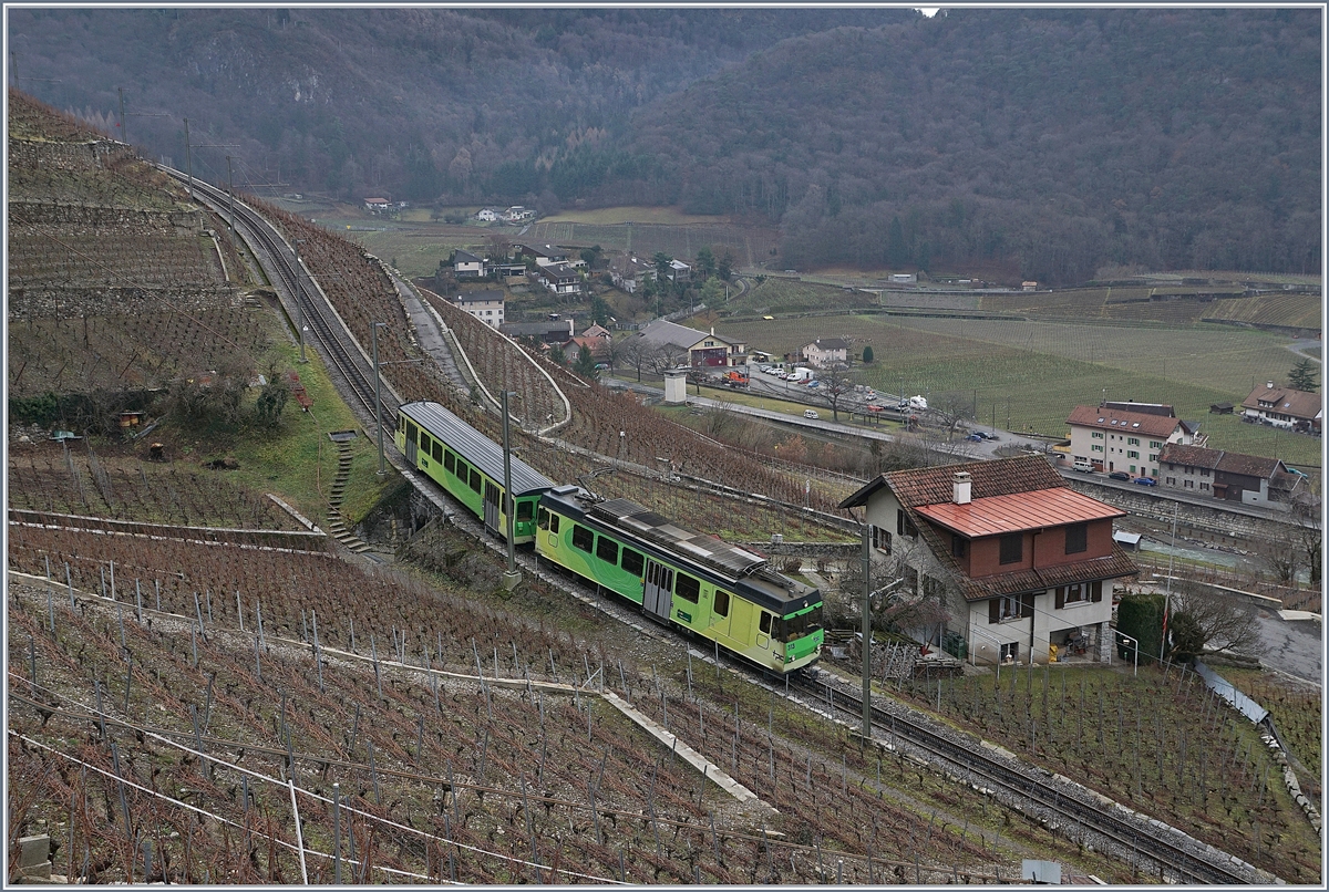 Der A-L (TPC) BDeh 4/4 fährt mit seinem Bt oberhalb von Aigle talwärts und wird bei Aigle Dépôt AL die Talsole in wenigen Minuten erreicht haben. 
7. Jan. 2018
