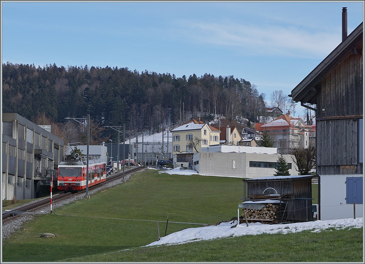 Der AB RHB BDeh 3/6 25 erreicht von Rorschach kommend in Kürze den Bahhof von Heiden.

23. März 2021