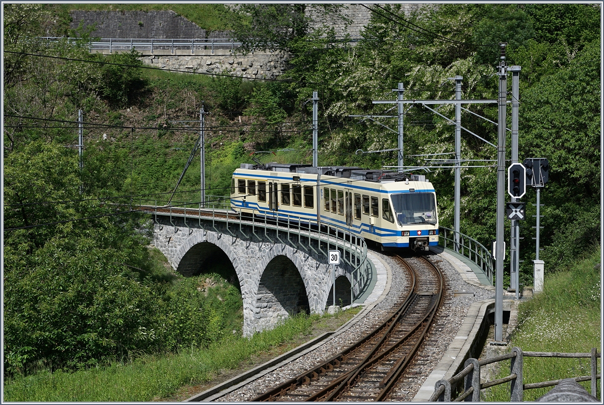 Der ABe 4/6 54 verlässt Verdasio Richtung Camedo.
20. Mai 2017