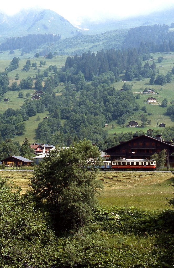Der ABFe 4/4 2 der ASD war im Juli 1983 in einer abweichenden Farbgebung - hier bei Les Diablerets - unterwegs. Leider wusste ich nicht, dass er einen Beiwagen mit sich führte, sonst hätte ich eine andere Fotostelle gewählt.