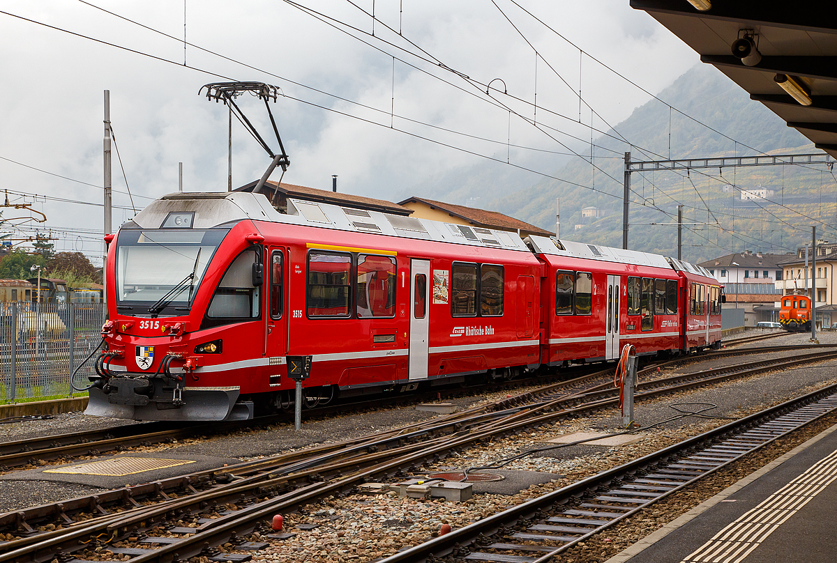 Der ALLEGRA-Zweispannungstriebzug RhB ABe 8/12 - 3515  Alois Carigiet  am 02.11.2019 im Bahnhof Tirano..  

Auf der Berninabahn sind die Triebzüge das Haupttraktionsmittel und ziehen Regionalzüge, den Bernina-Express sowie Güterzüge.  

Dieser Zweispannungstriebzüug ist nicht nur hochmodern, sondern verbirgt in seinem Innern wesentliche Innovationen und viel Power. Die mehrsystemfähige Antriebsausrüstung bringt eine Leistung von 2,6 MW, zudem haben die Triebzüge eine hohe Anfahrzugkraft von 260 kN. Hier auf der Berninabahn (St. Moritz–Tirano) mit einer Maximalsteigung 70 ‰ wird mit 1.000 Gleichstrom gefahren, auf der Arosabahn und der Bahnstrecke Landquart–Davos Platz im 11 kV 16.7 Hz Wechselstrombetrieb.

TECHNISCHE DATEN der RhB ABe 8/12: 
Nummerierung:  3501–3515
Anzahl:  15
Hersteller:  Stadler Rail
Baujahre:  2009–2010
Achsformel:  Bo’Bo’+2’2’+Bo’Bo’
Spurweite:  1.000 mm (Meterspur)
Länge über Puffer:  49.500 mm
Höhe:  3.800 mm
Breite:  2.650 mm
Leergewicht:  106 t
Höchstgeschwindigkeit:  100 km/h
Max. Leistung (am Rad):  2.600 kW bei AC / 2.400 kW bei DC
Anfahrzugkraft:  260 kN
Treibraddurchmesser:  810 mm (neu) / 740 mm (abgenutzt)
Laufraddurchmesser:  685 mm  (neu) / 635 mm (abgenutzt)
Achsabstand im Motordrehgestell: 2.000 mm
Achsabstand im Laufdrehgestell: 1.800 mm
Stromsystem:  11 kV 16.7 Hz AC und 1 kV DC
Anzahl der Fahrmotoren:  8
Sitzplätze:  1. Klasse: 24 / 2. Klasse: 76 + 14 Klappsitze
Fußbodenhöhe:  480 mm Niederflur / 1.050 mm Hochflur
Niederfluranteil:  22 % 
Anhängelast auf 70‰: 140 t
Anhängelast auf 35‰: 245 t
