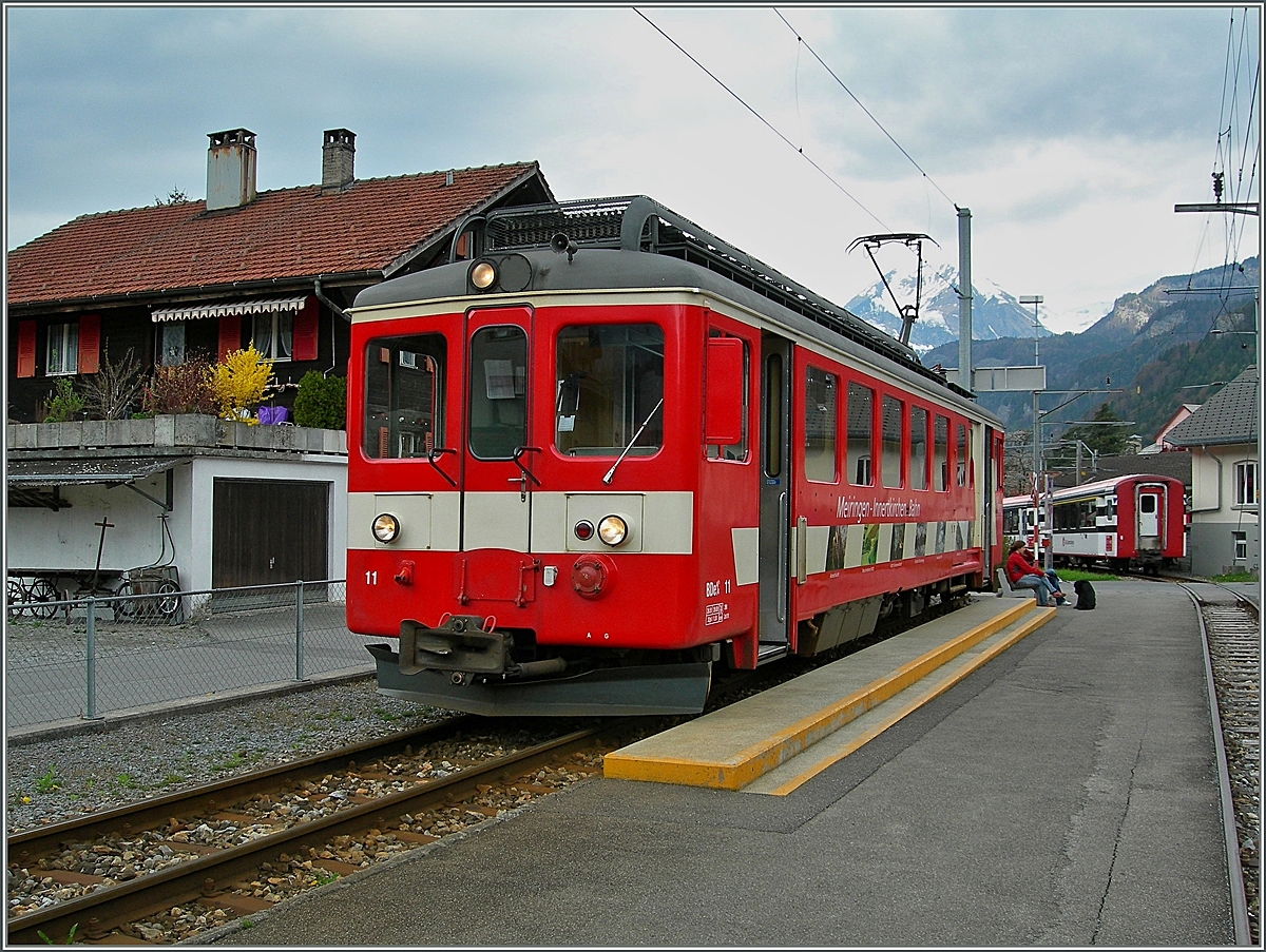 Der  alte  Bahnhof der MIB in Meiringen. Erst seit etwa drei Jahren können die Gleichstromzüge bis in den Wechsestrombahnhof Meiringen der Brünigbahn einfahren.
23. April 2006
 