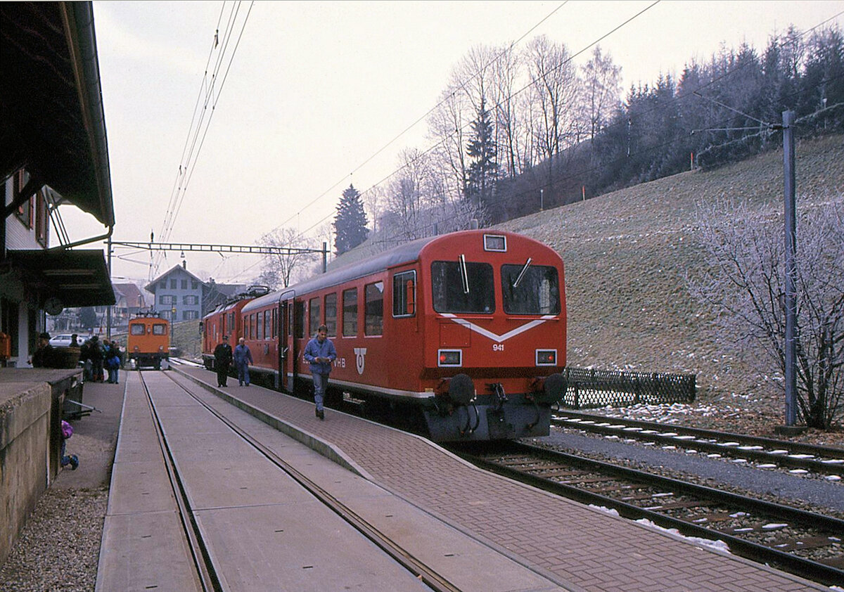 Der alte  Wasen-Pendel  in Wasen im Emmental. Personenbeförderung war nur im Steuerwagen möglich (50 38 20-03 941), der aus einem SBB-Mitteleinstiegswagen (20-30 008 von 1955) 1986/87 hergerichtet wurde. 31.Dezember 1992 