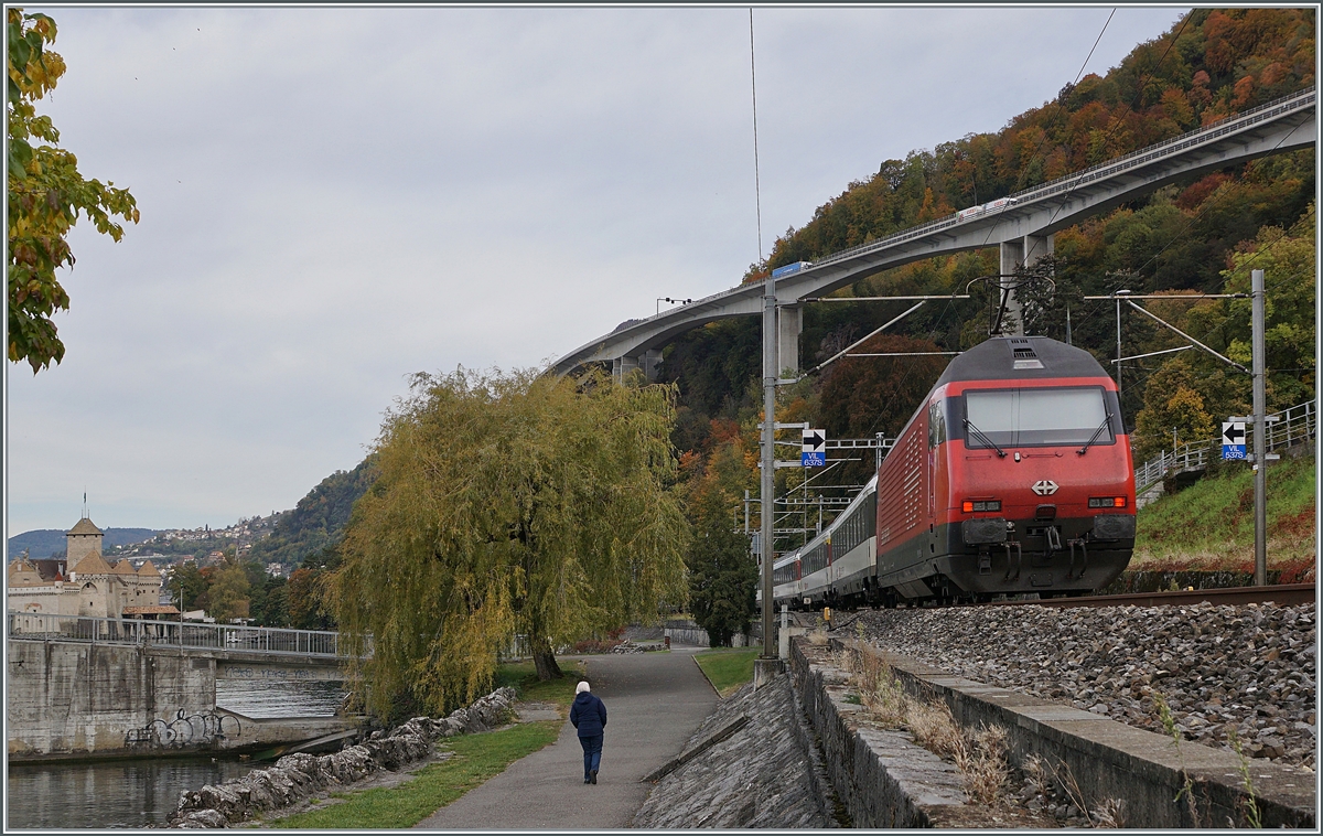 Der an drei Wochenenden stattgefunden Umleitungsverkehr der RE und IR 90 via die Train de Vigens Strecke ist zwar (zumindest für den Moment) beendet, doch durch den Fahrtrichtungswechsel der umgeleiteten Züge in Palézieux verkehren zur Zeit einige IR 90 in umgekehrter Reihenfolge, d.h. mit der Lok Seite Wallis.

Bei Villeneuve, den 20. Okt. 2020