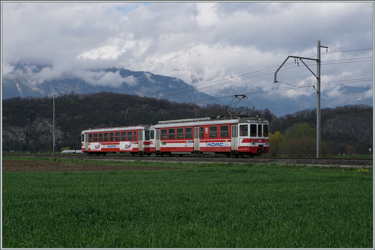 Der AOMC Be 4/4 102 mit seinem Bt auf der Fahrt von Monthey nach Aigle kurz vor Villy.
7. April 2016