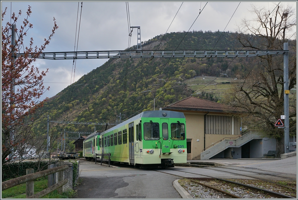 Der AOMC Regionalug 19 mit dm BDeh 4/4 501 hat Ollon erreicht.
7. April 2016