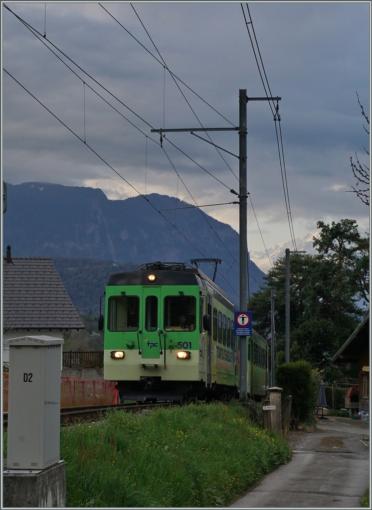 Der AOMC Regionalug 19 mit dem BDeh 4/4 501 erreicht Ollon.
7. April 2016