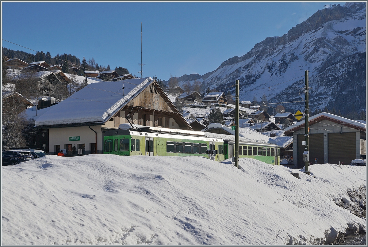 Der ASD Regionalzug 428 aht sein Ziel Les Diablerets erreicht und versteckt sich hinter dem vielen Schnee. 

8. Februar 2021