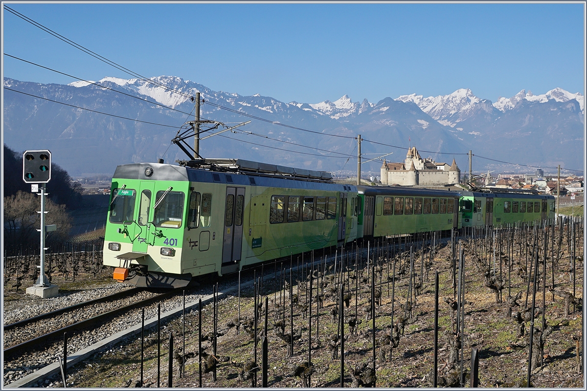 Der ASD Regionalzug 429 auf dem Weg Richtung Aigle beim  neuen  Vorsignal von Aigle Château, der Zug besteht aus dem führenden BDe 4/4 402, einem Bt und dem am Schluss laufenden BDe 4/4 401.
23. Feb. 2019