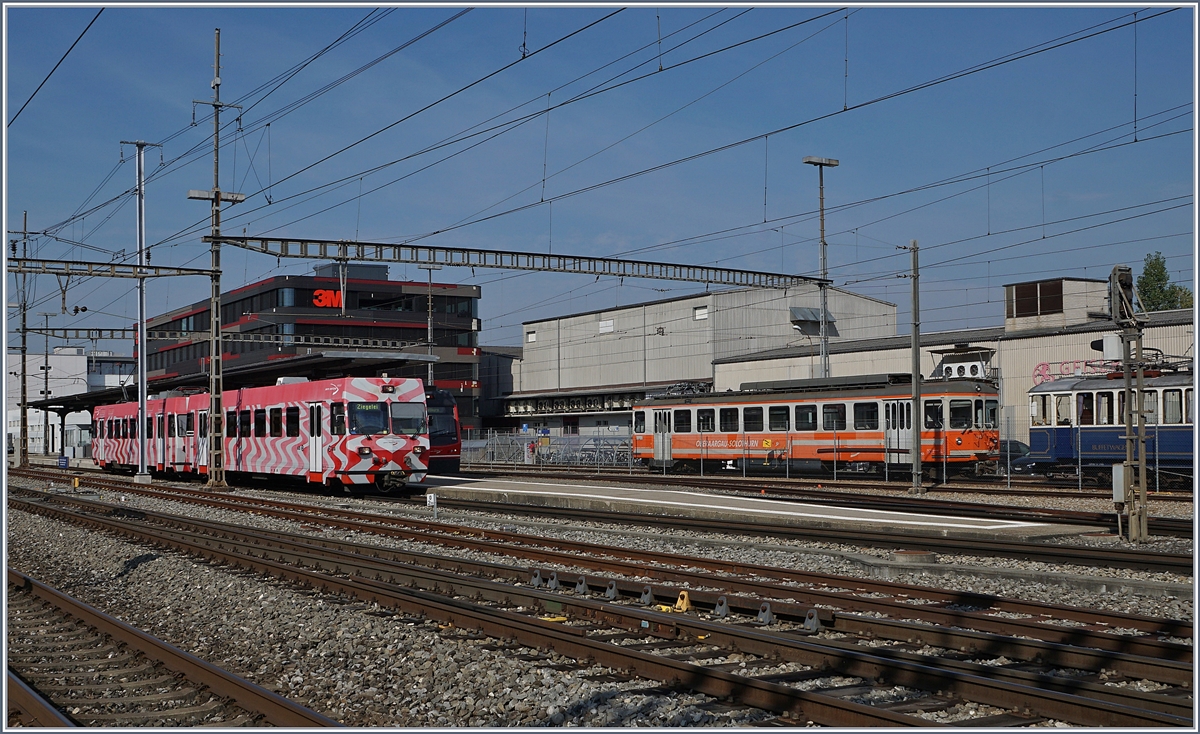 Der ausfahrende ex FW Bt (1)12 mit Be 4/4 14 und im Hintergrund der Be 4/4 103 in Langenthal. 

10. Aug. 2020 