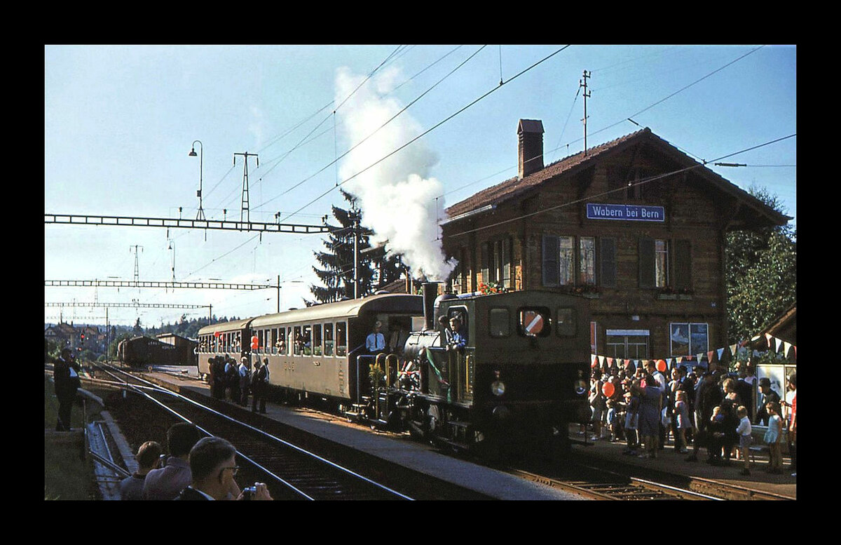 Der Bahnhof Wabern bei Bern einst und jetzt: Bei den Abschiedsfahrten für die Gaswerkbahn Bern, 1.September 1968. Da wohnte noch ein Stationsvorstand drin, und man konnte bei ihm Billette kaufen und jede erdenkliche Auskunft bekommen. Und einen schönen roten Automaten für Pfefferminzen und Caramels (ich musste mich jeweils alternierend für das eine oder andere entscheiden) für 20 Rappen gab es auch. Und die Stationsglocken, die ständig läuteten, obwohl kein Zug weit und breit zu sehen war und auch noch lange nicht erschien. 