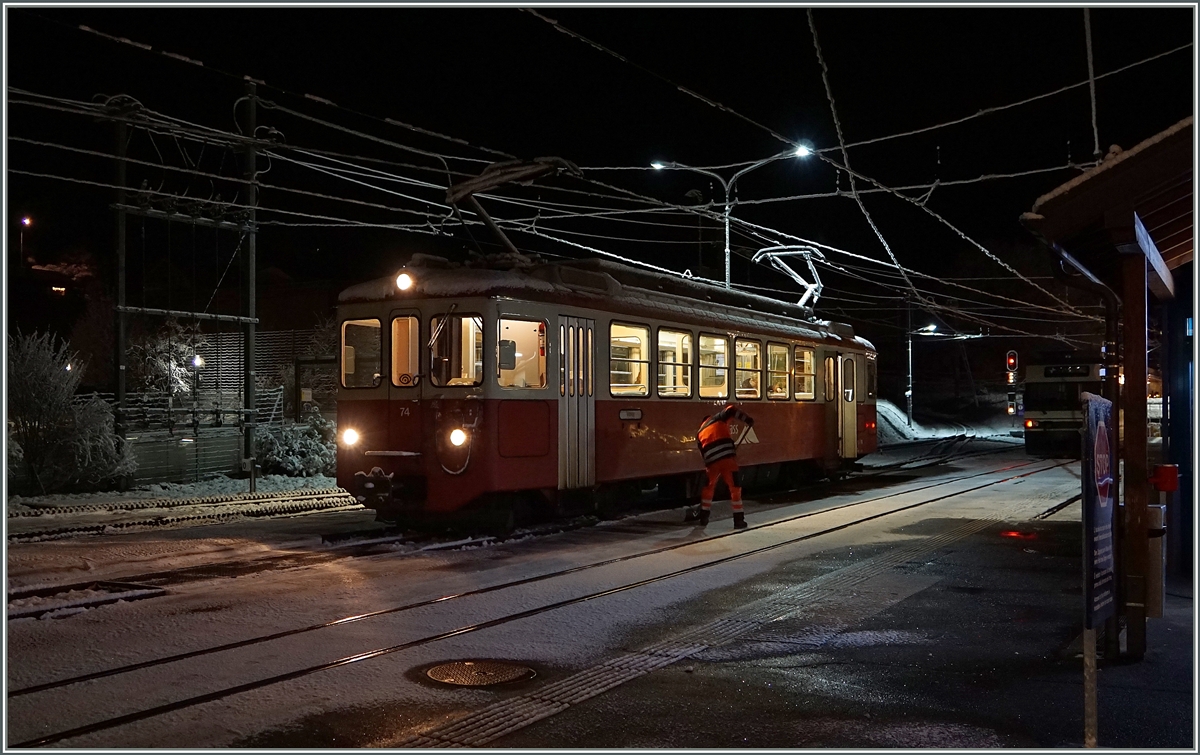 Der BDeh 2/4 N° 74 wartet in Blonay auf die Fahrgäste Richtung Vevey. 
11. Feb. 2016