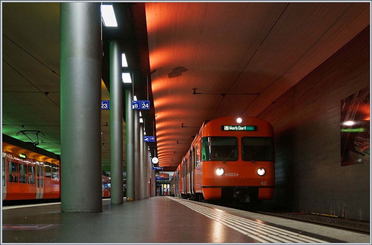 Der Be 4/12   Mandarinli  N° 43 wartet als S 7 nach Worb Dorf im zwischenzeitlich viel zu kleinen RBS Bahnhof von Bern auf die Abfahrt.
21. Okt. 2017