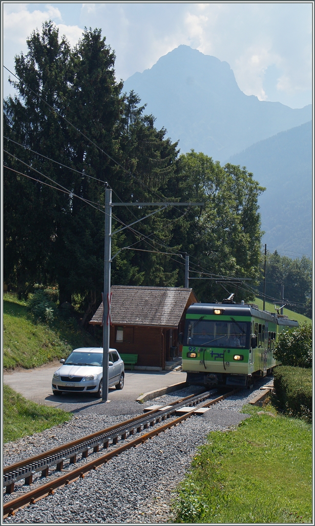 Der Beh 4/8 92 fährt als BVB Regionalzug 38 auf dem neu verlegten Gleis bei Les Posses ohne Halt durch.
12. August 2015