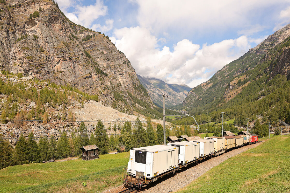 Der Bergsturz von Randa: Abstieg auf der Umfahrungsstrecke, talabwärts. Güterzug mit Lokomotive HGe4/4 II 105. 30.August 2025 
