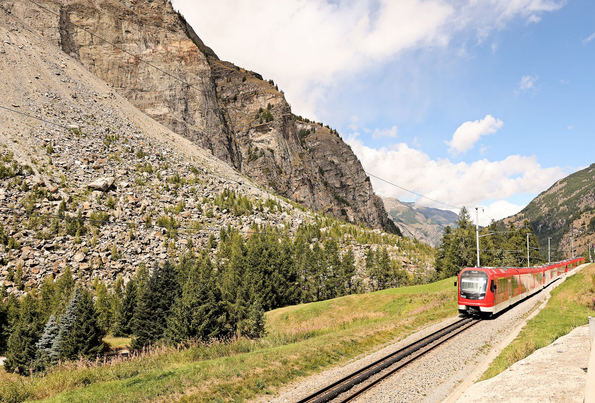 Der Bergsturz von Randa: Die Scheitelstrecke der Umfahrung sieht irgendwie wackelig aus, besonders hinten im Bild wo ein Bach bzw. Lawinenkegel überquert wird. Im Bild drei Orion-Züge 302, 308 und 306 auf der Fahrt talaufwärts. 30.August 2025 