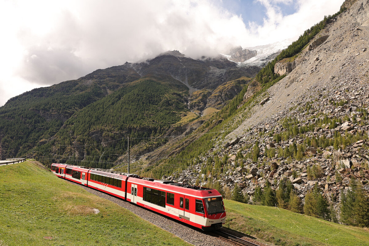 Der Bergsturz von Randa: Triebwagen ABDeh4/10 2013 auf der Fahrt nach Randa und Zermatt hat den Scheitelpunkt der Umfahrungsstrecke fast erreicht. Oben sieht man den als gefährlich eingestuften Bisgletscher, der über einem sehr steilen Berghang liegt und absturzgefährdet ist. 30.August 2025   