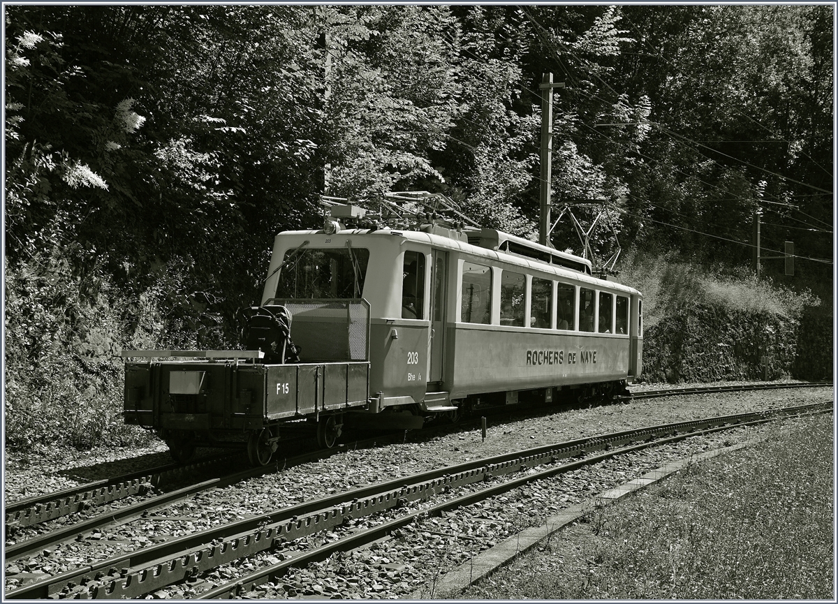 Der Bhe 2/4 203 mit Vorstellwagen F15 in Le Tremblex.
3. Juli 2016 