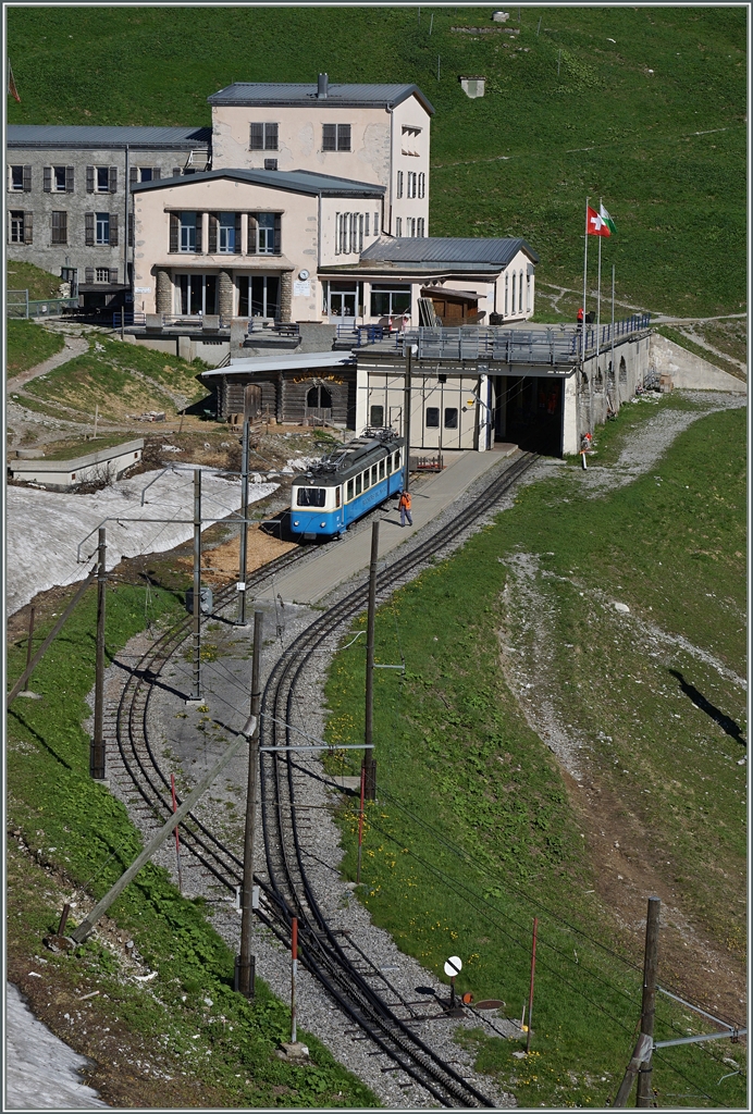 Der Bhe 2/4 207 auf der Gipfelstation Rochers de Naye (Schwellenhöhe 1970 müM).