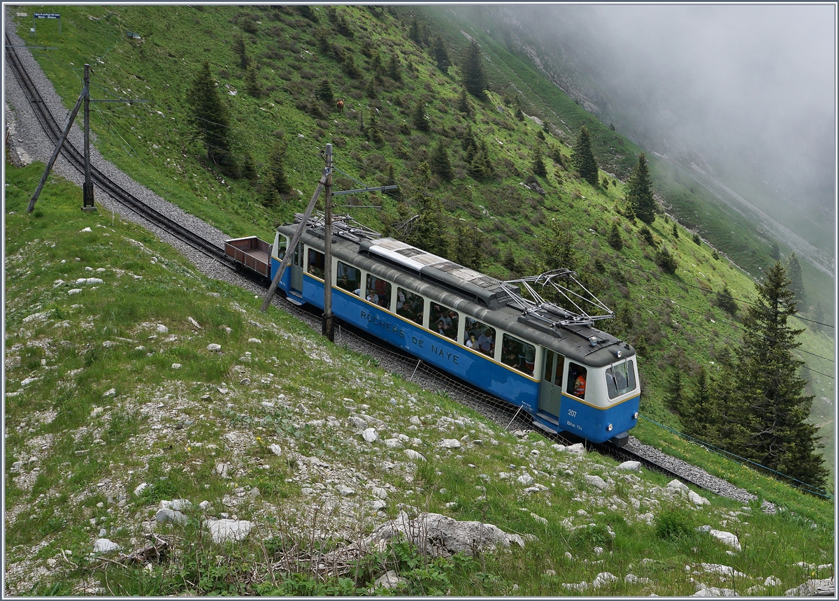 Der Bhe 2/4 207 auf Talfahrt bei Jaman.
3. Juli 2016