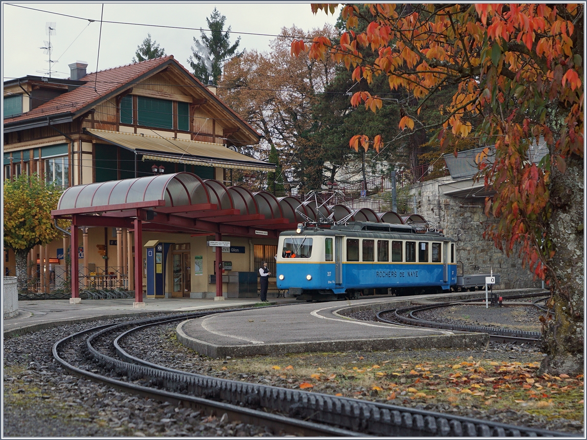 Der Bhe 2/4 207 in Glion. In der Umbauphase I der Rocheres de Naye Bahn (Streckensperrung Les Trembex - Caux) wurde für eine Bergfahrt pro Tag ein zweiter Triebwagen benötigt, so dass der Bhe 2/4 207 täglich als Regionalzug 3357 zum Einsatz kamv und dann als Leermaterial nach Montreux zurück fuhr.
29. Okt. 2016
